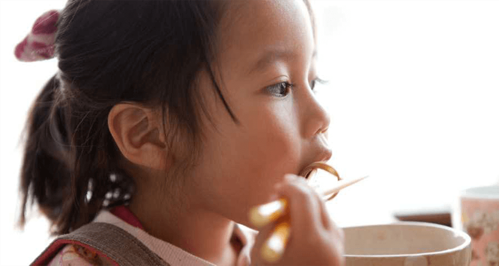そばを食べる子供の画像